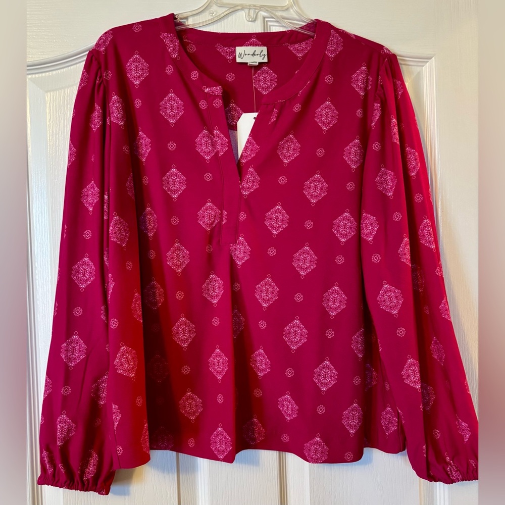 🌺NWT Raspberry/white petite large top/blouse with split neck and 3/4 sleeves.💗🤍